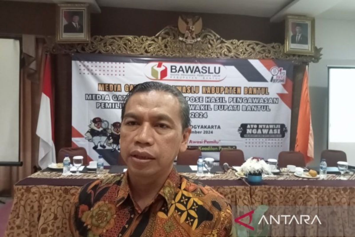 Bawaslu Bantul membersihkan APK pilkada selama masa tenang