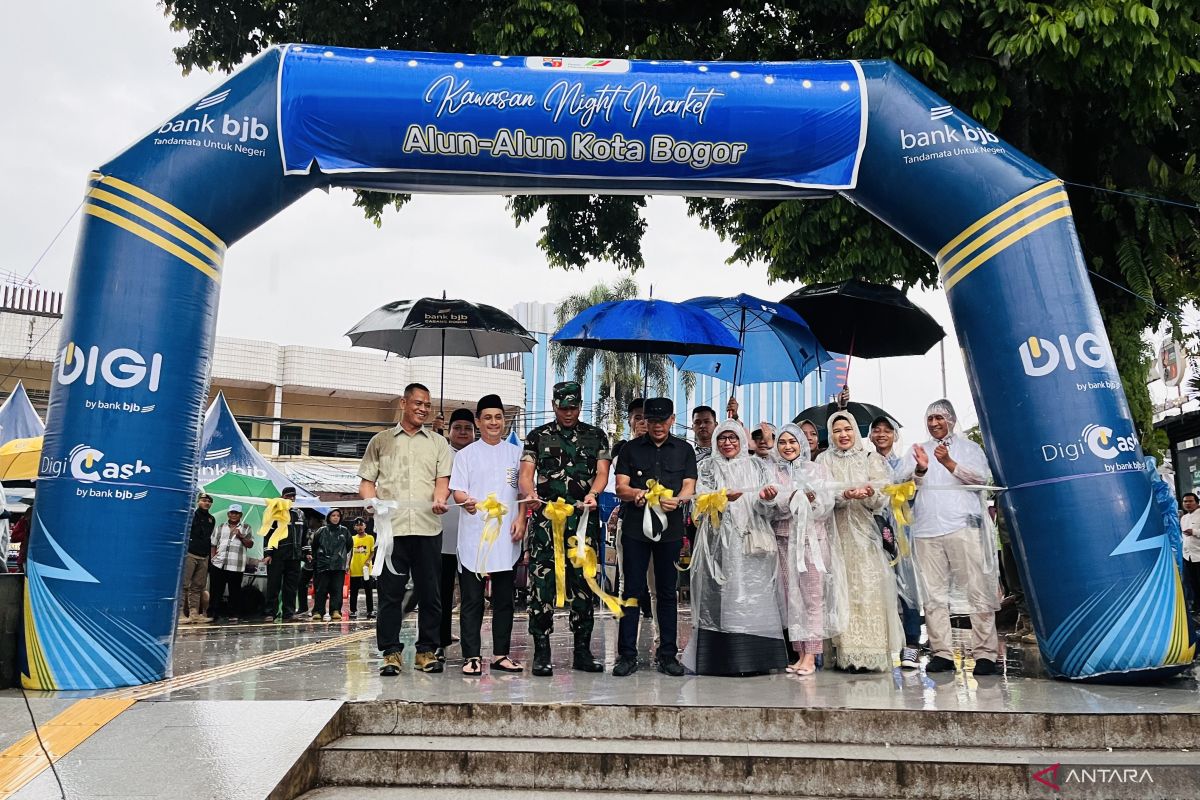 Pemkot Bogor resmikan program Night Market di Alun-Alun Bogor tertibkan PKL