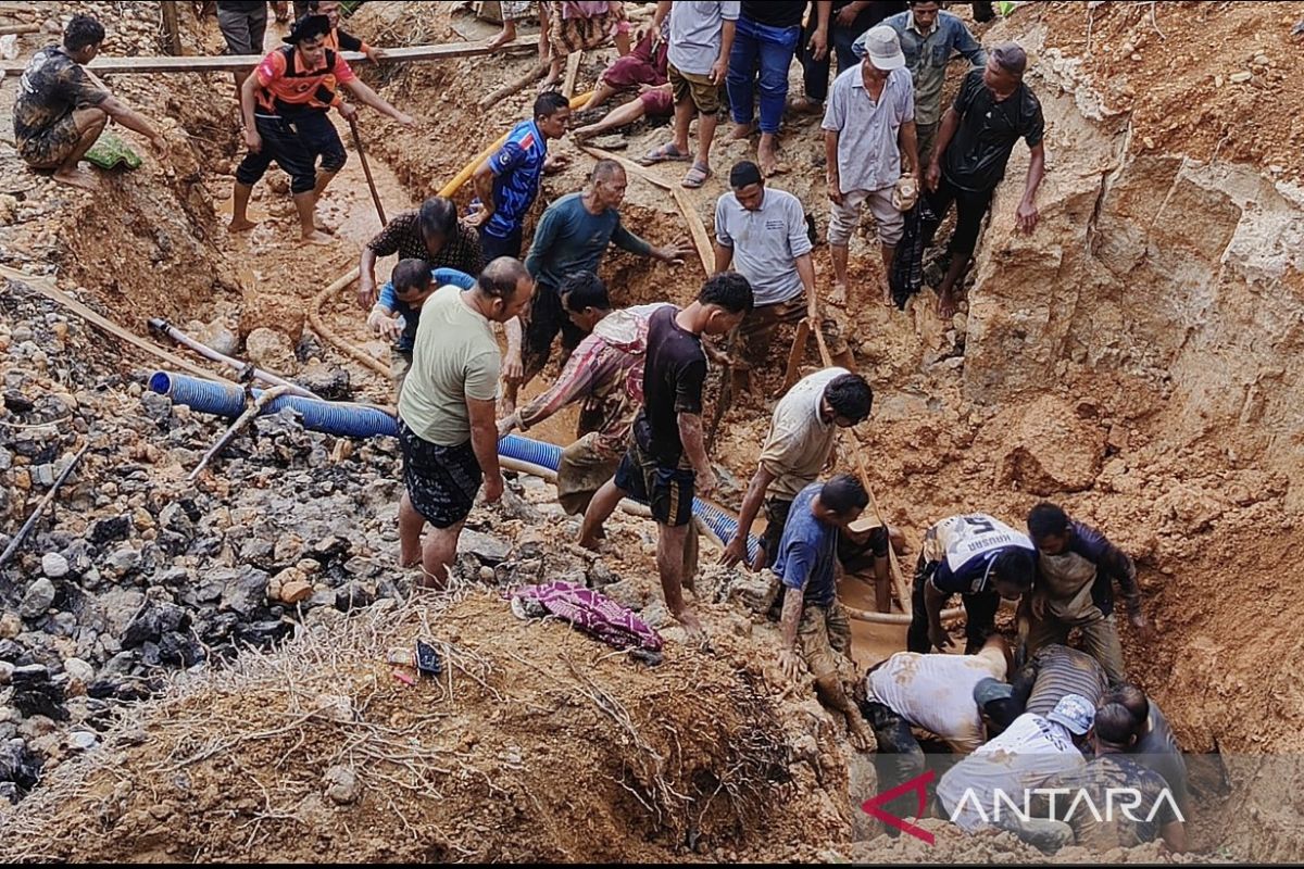 Penambang emas tradisional di Aceh Barat tewas tertimbun tanah longsor