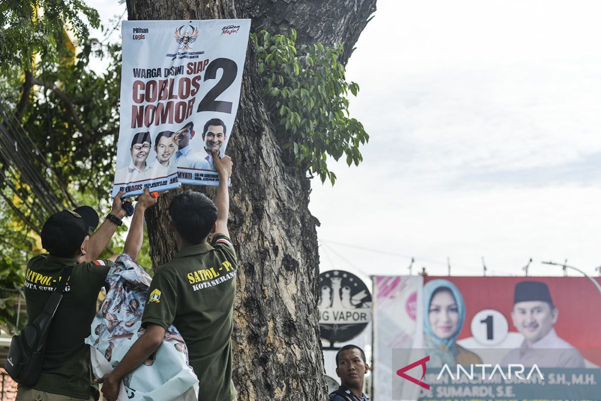 Penertiban alat peraga kampanye di Kota Serang