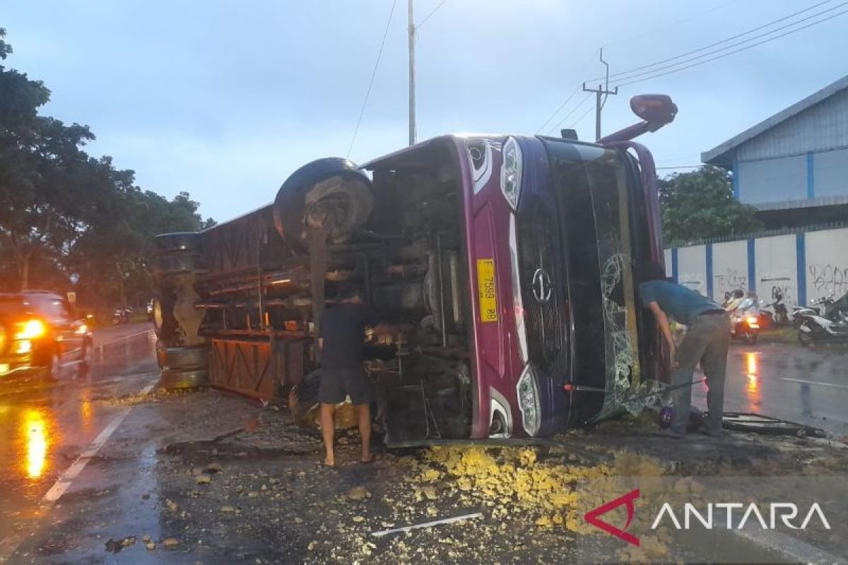 Polres Sukabumi Kota selidiki penyebab kecelakaan bus akibatkan 10 korban terluka