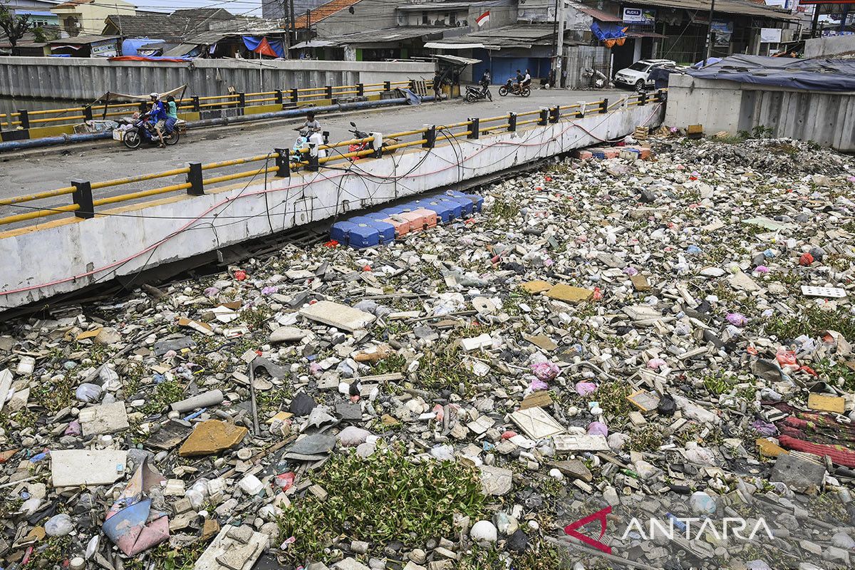 Sampah tersumbat di Kali Dadap Tangerang