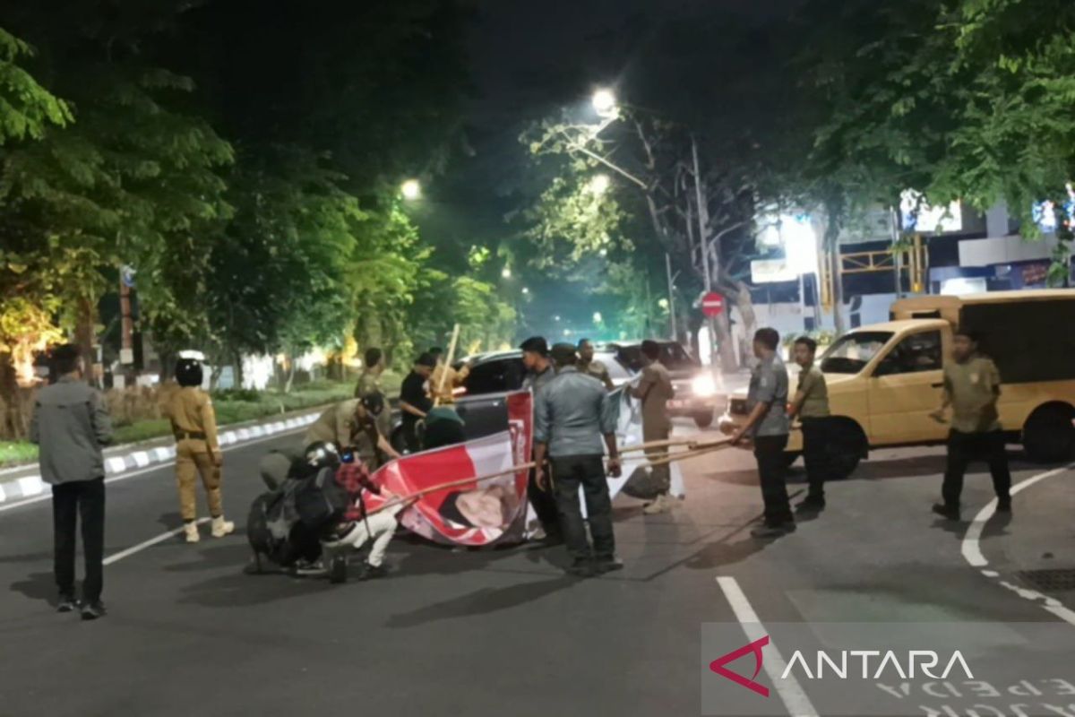 KPU Jatim target bersihkan alat peraga kampanye dalam sehari