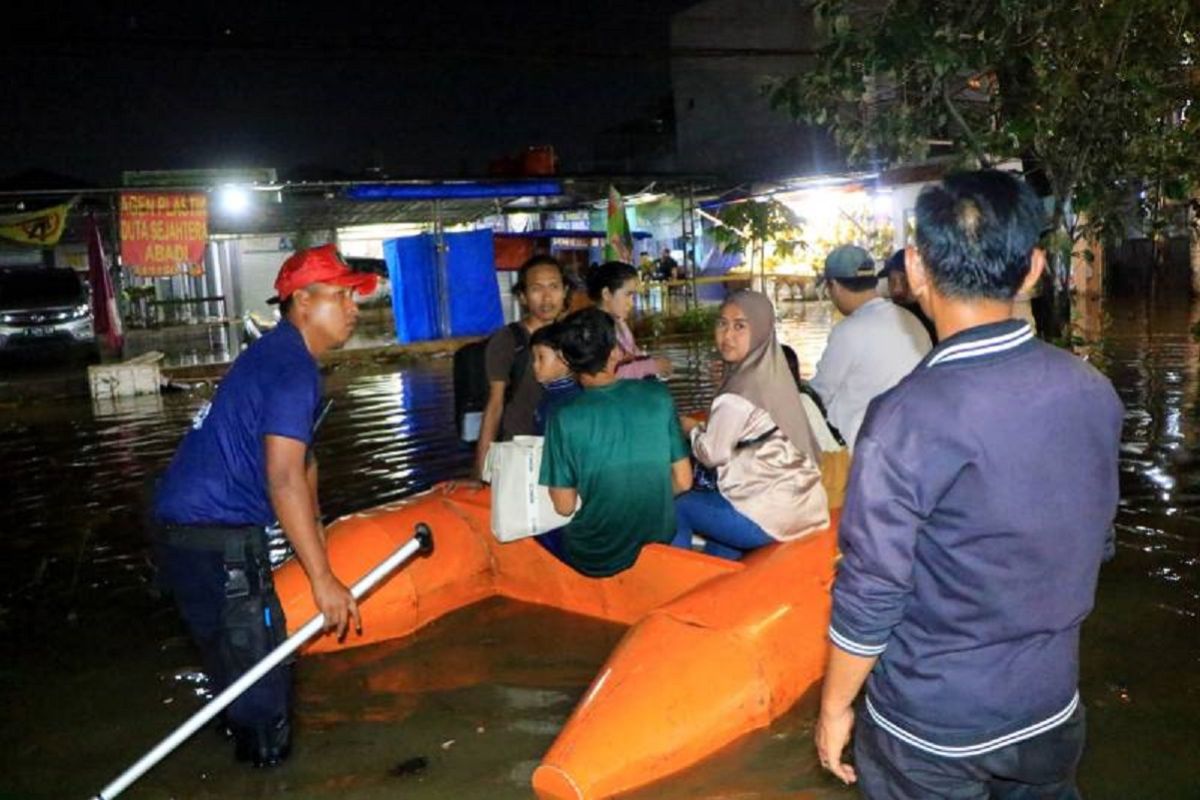 BPBD lanjutkan evakuasi warga terdampak banjir, kerahkan 16 perahu