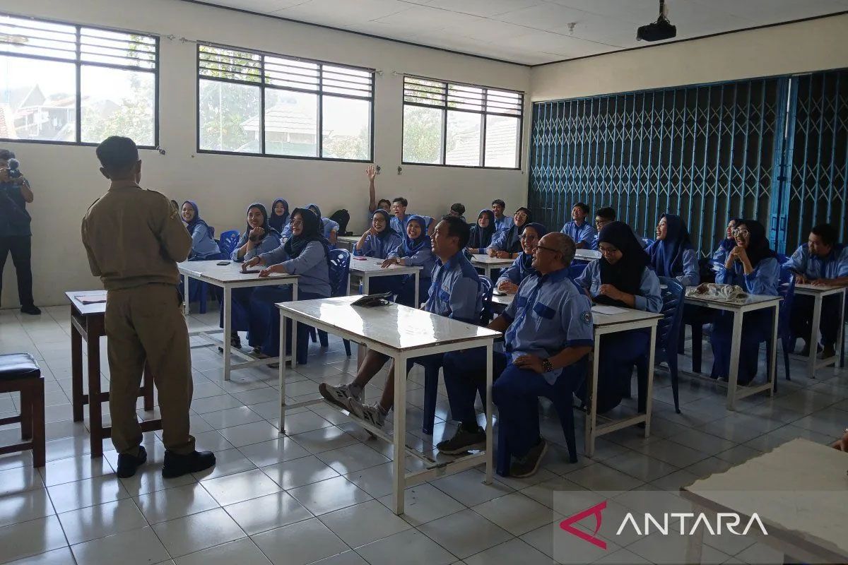 Menyiapkan guru yang cakap menjawab tantangan zaman