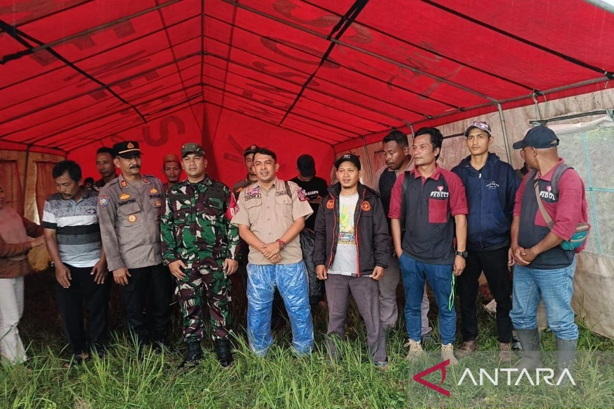 Petugas gabungan bangun posko di lokasi pengungsian pergerakan tanah