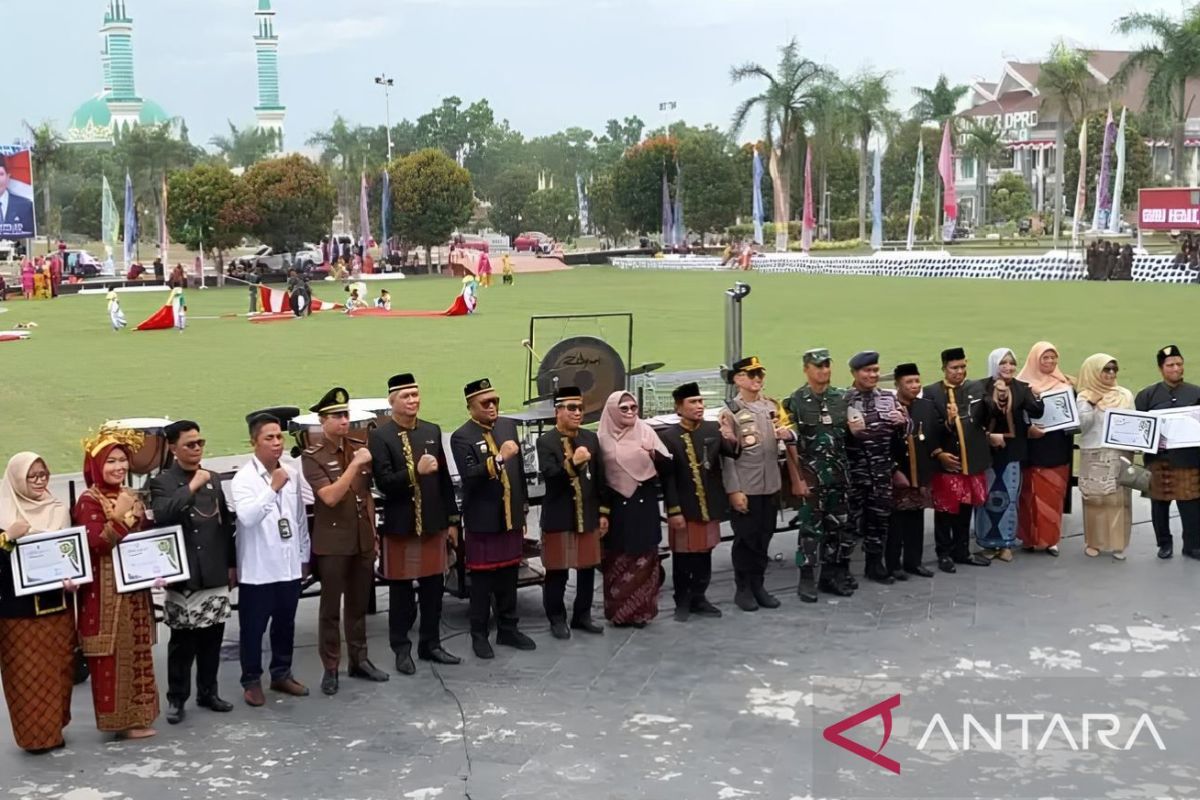 Pemkab Kutim beri penghargaan kepada guru berprestasi