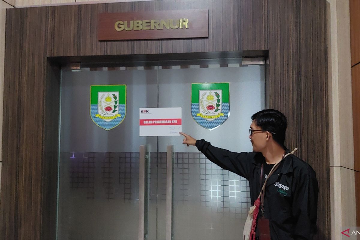 KPK segel ruang kerja gubernur dan Sekda Bengkulu