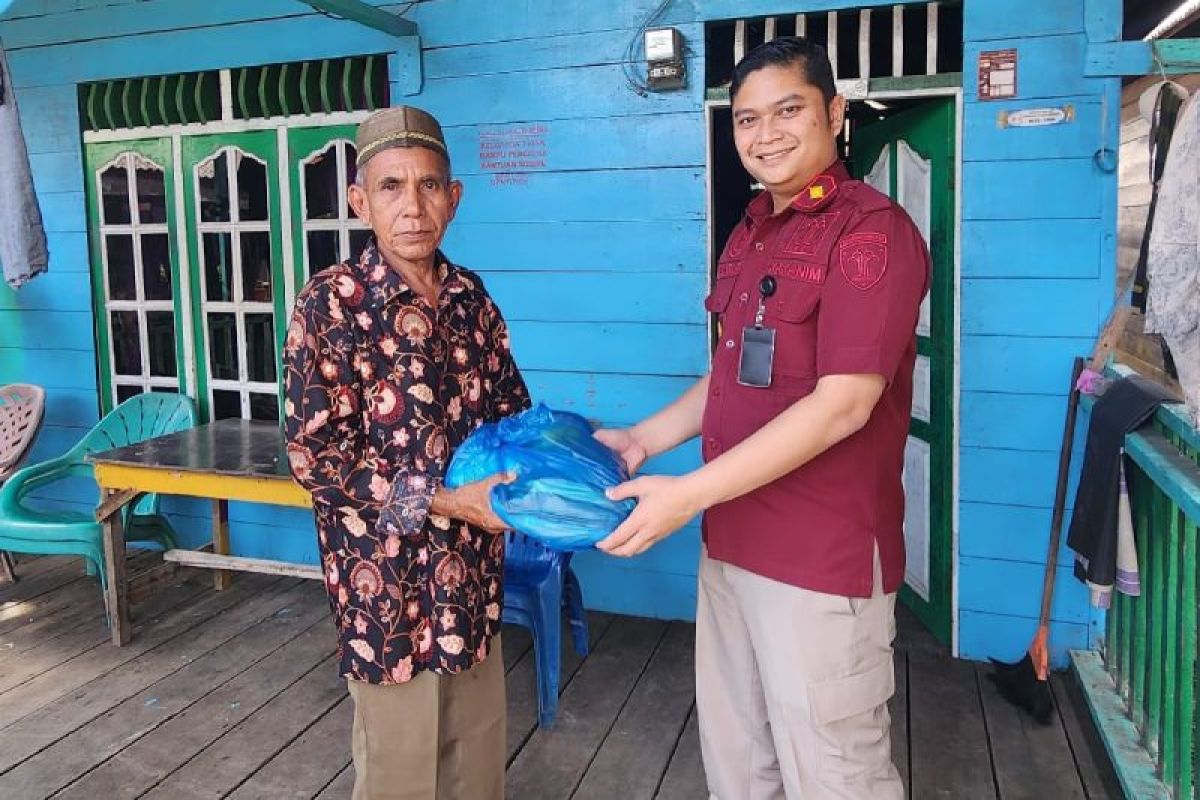 Kantor Imigrasi Belawan beri bantuan paket sembako pada kampung nelayan