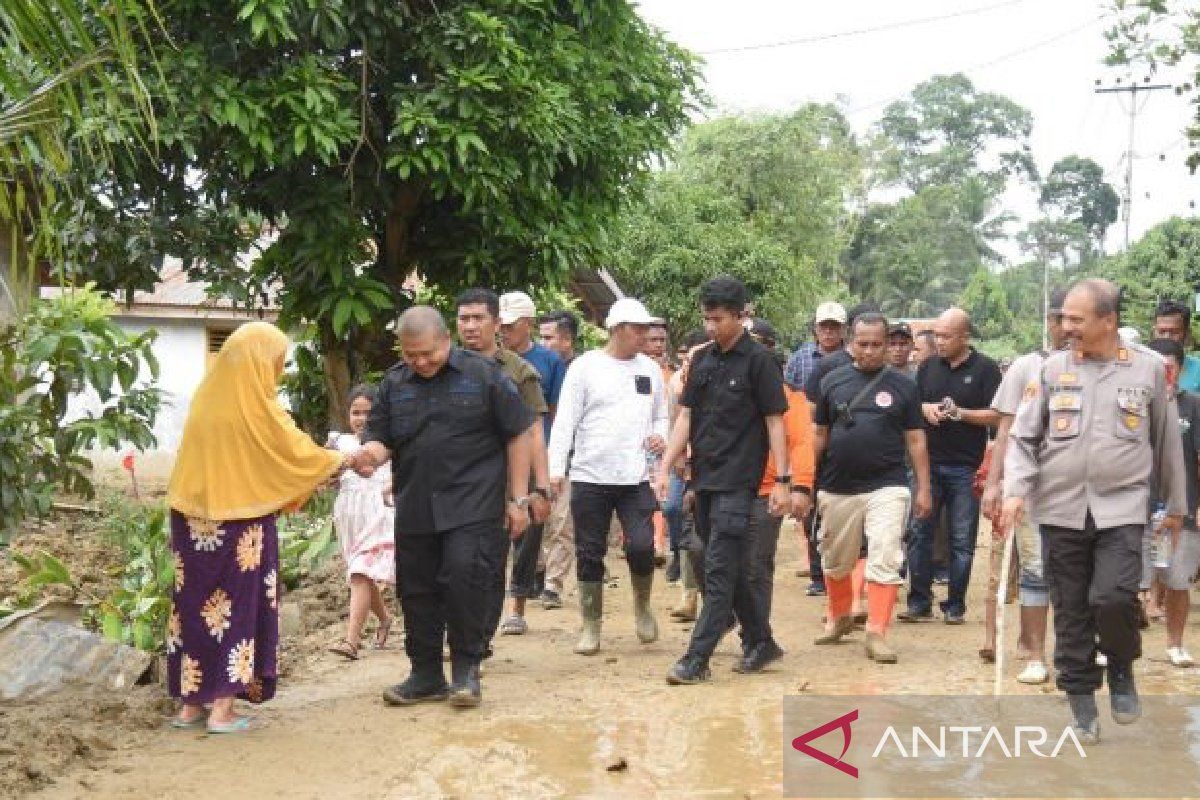 Pemkab Tapsel serahkan logistik ke korban banjir bandang