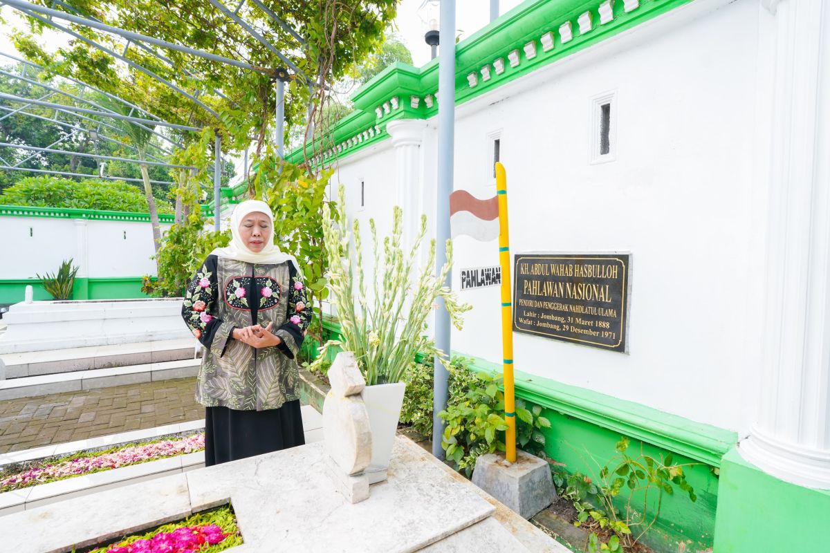 Hari tenang kedua, Khofifah ziarah ke makam pendiri NU