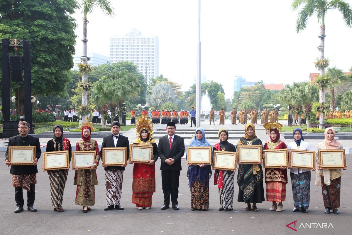 Pemkot Surabaya serahkan penghargaan kepada guru inovatif