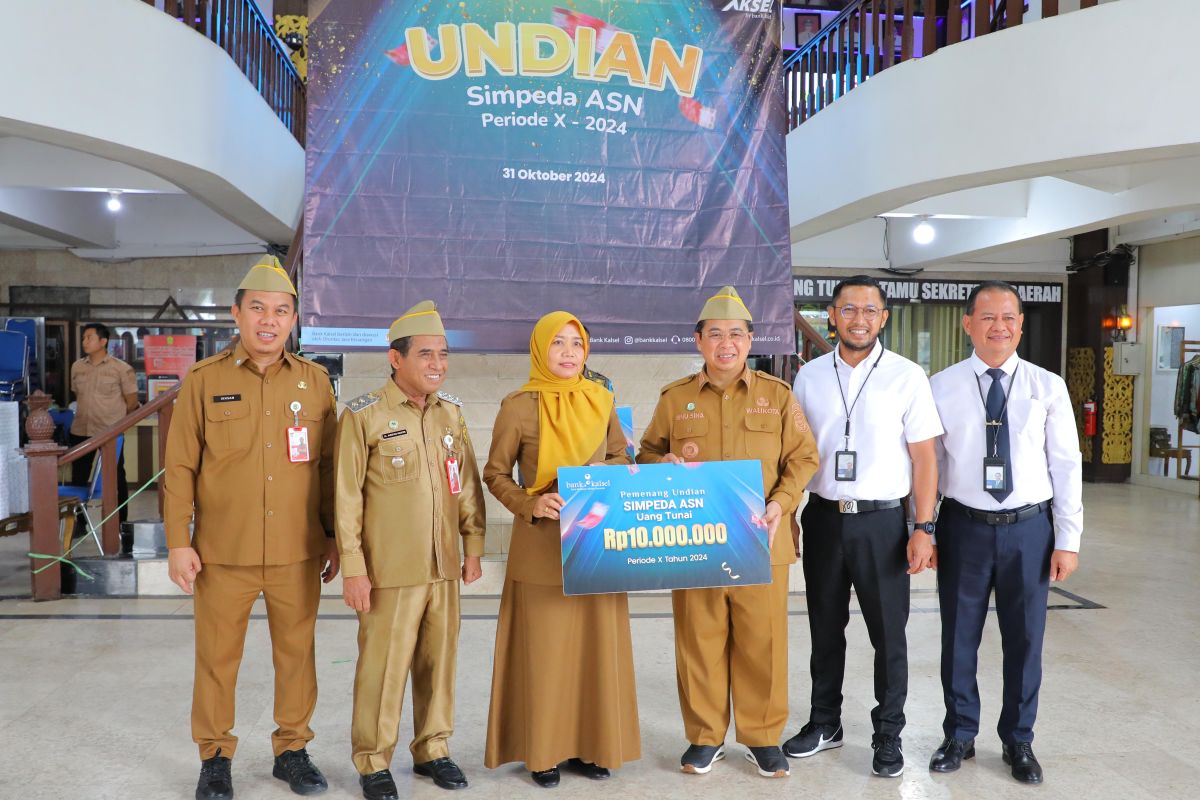 Bank Kalsel serahkan hadiah undian Simpedes ASN kepada pegawai Pemko Banjarmasin.