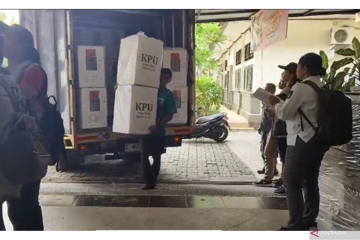 KPU Denpasar tetap proses distribusi logistik meski turun hujan