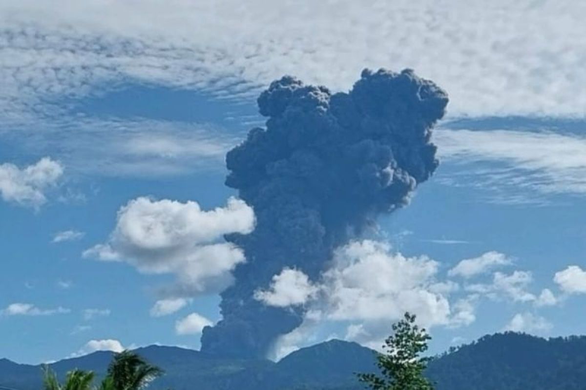 Gunung Dukono di Halmahera Utara kembali erupsi 