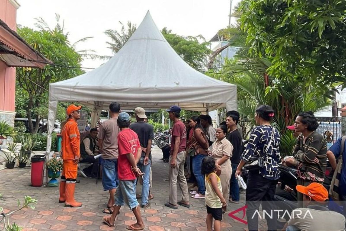 Warga kolong Tol Angke urus administrasi di Jelambar Baru