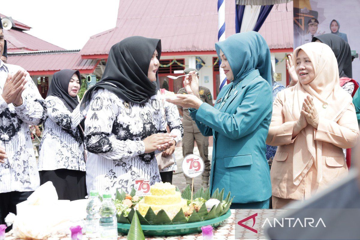 Wabup Madina potong nasi tumpeng di Hari Guru Nasional 2024