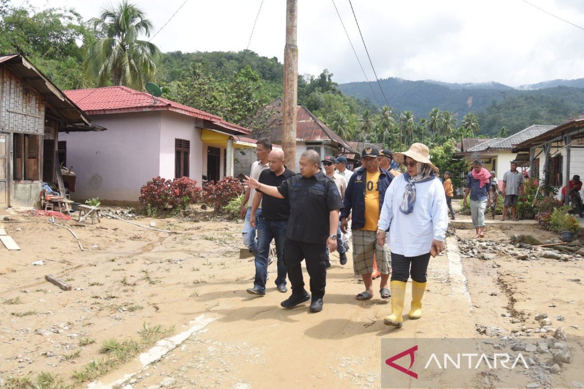 Akses Jalan tertutup banjir di Tapsel kembali normal berkat langkah cepat Bupati Dolly Pasaribu