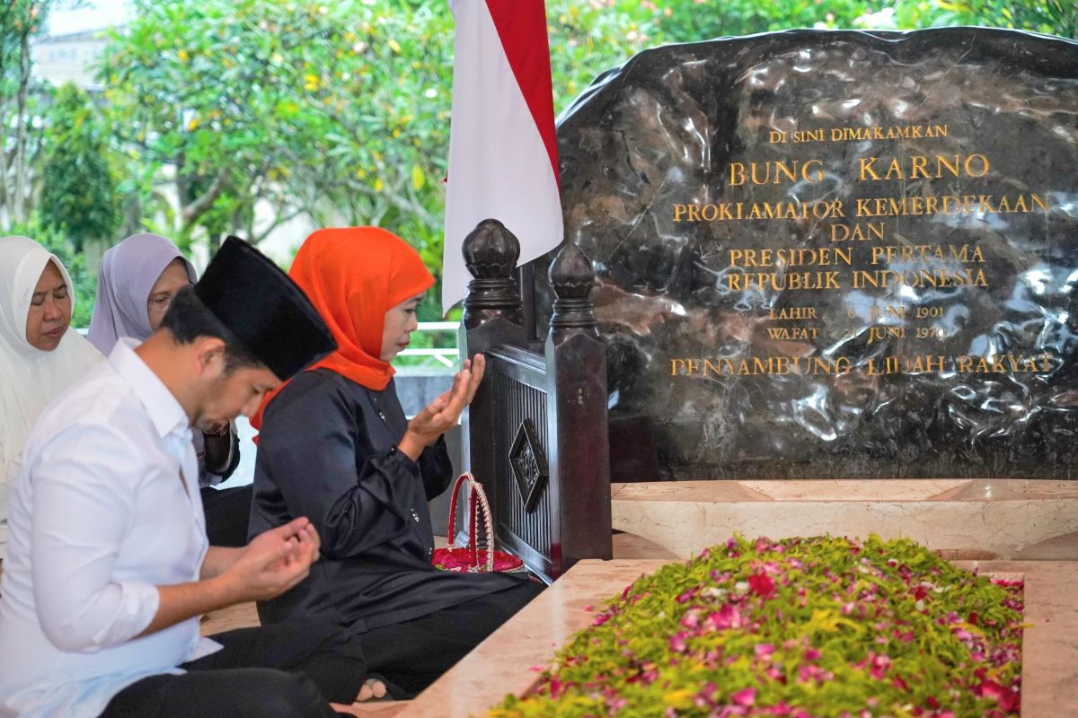 Khofifah-Emil ziarah ke makam Bung Karno jelang coblosan