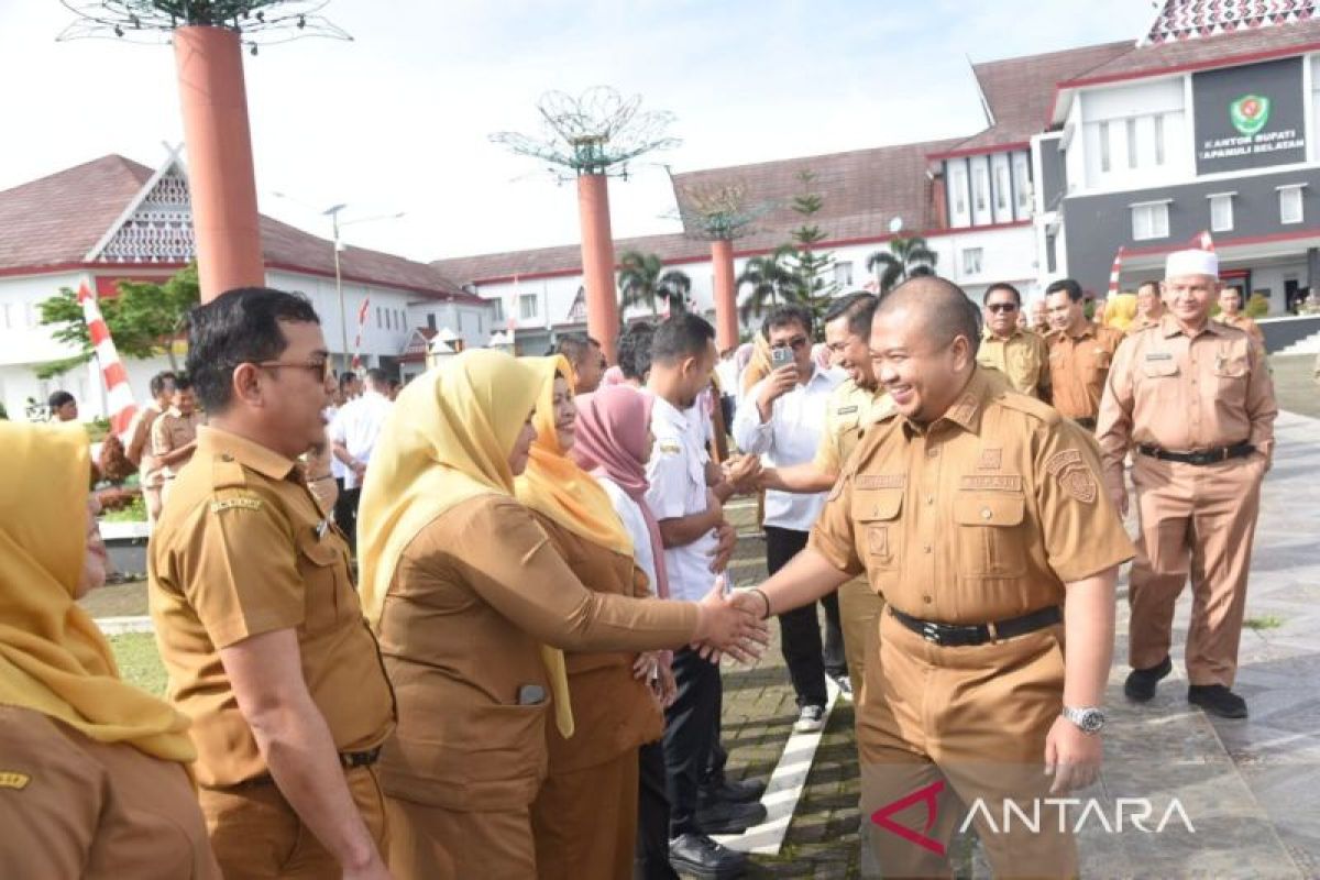 Bupati Dolly kembali pimpin apel pagi gabungan setelah cuti Pilkada