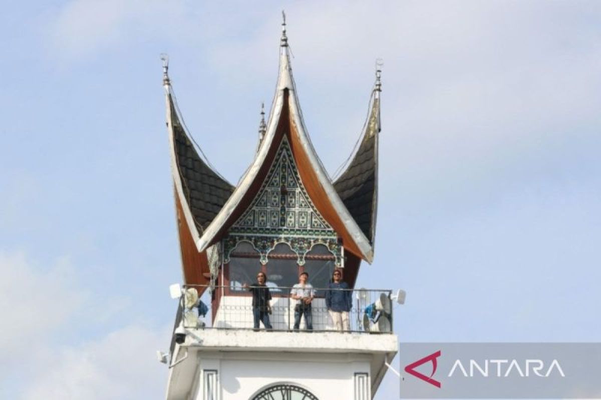 Pemkot Bukittinggi cat ulang Jam Gadang dan Jembatan Limpapeh