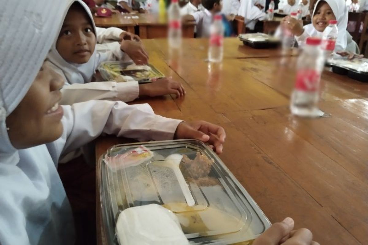 Pemkab Karawang simulasikan program makan siang bergizi gratis untuk anak SD