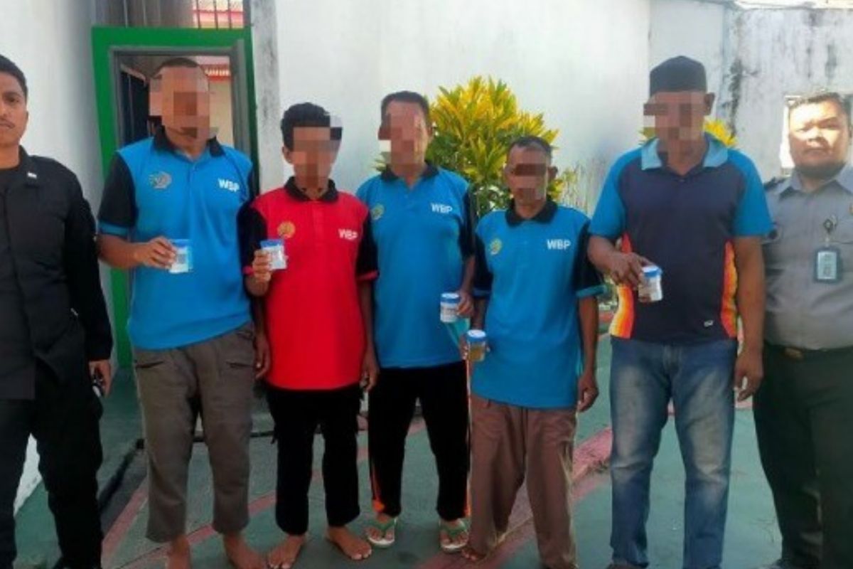 Narapidana dan petugas Lapas Sanana Maluku Utara  tes urine