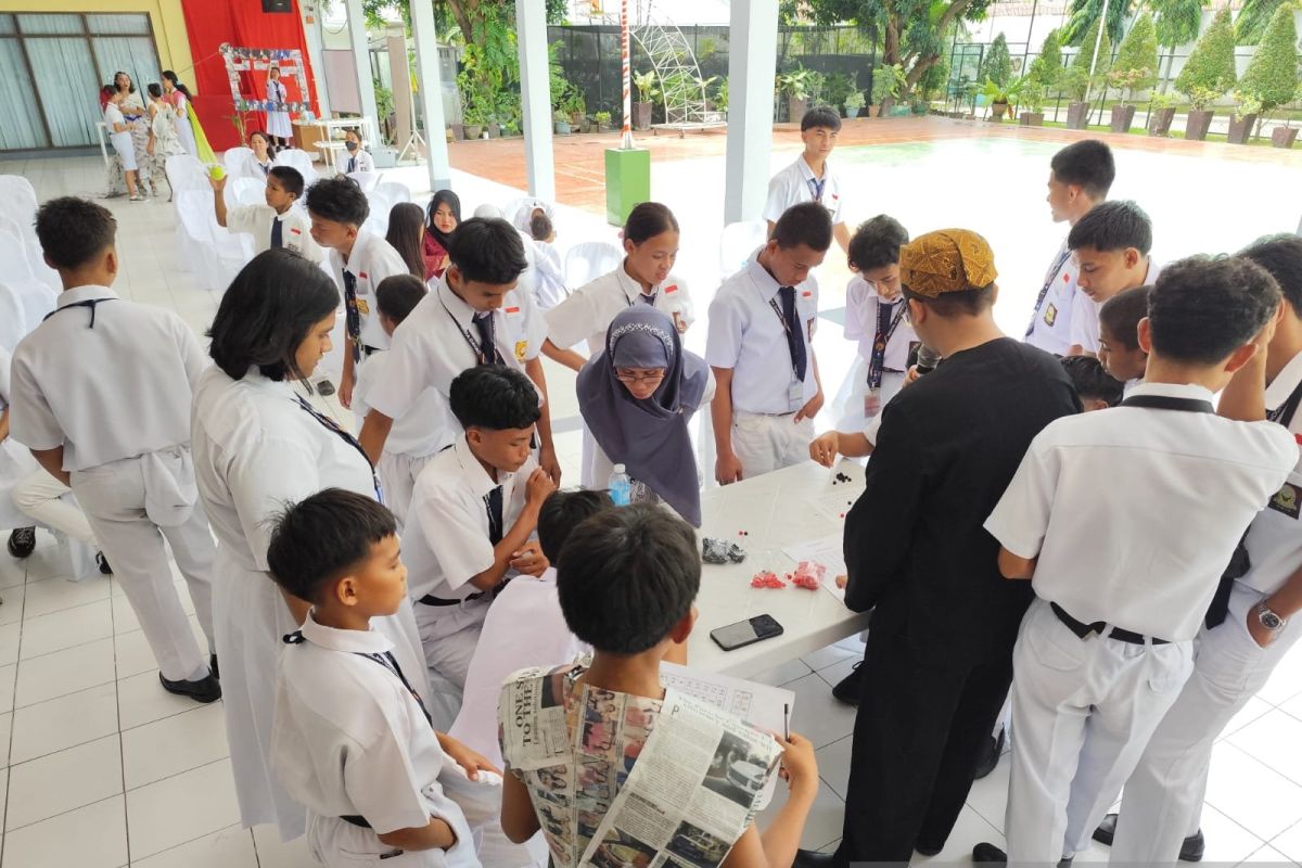 Sekolah Indonesia Davao buat busana dari barang bekas pada hari guru