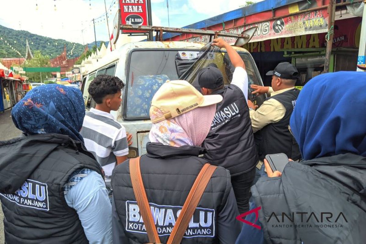 Bawaslu Padang Panjang bersama tim gabungan copot alat peraga kampanye (Video)