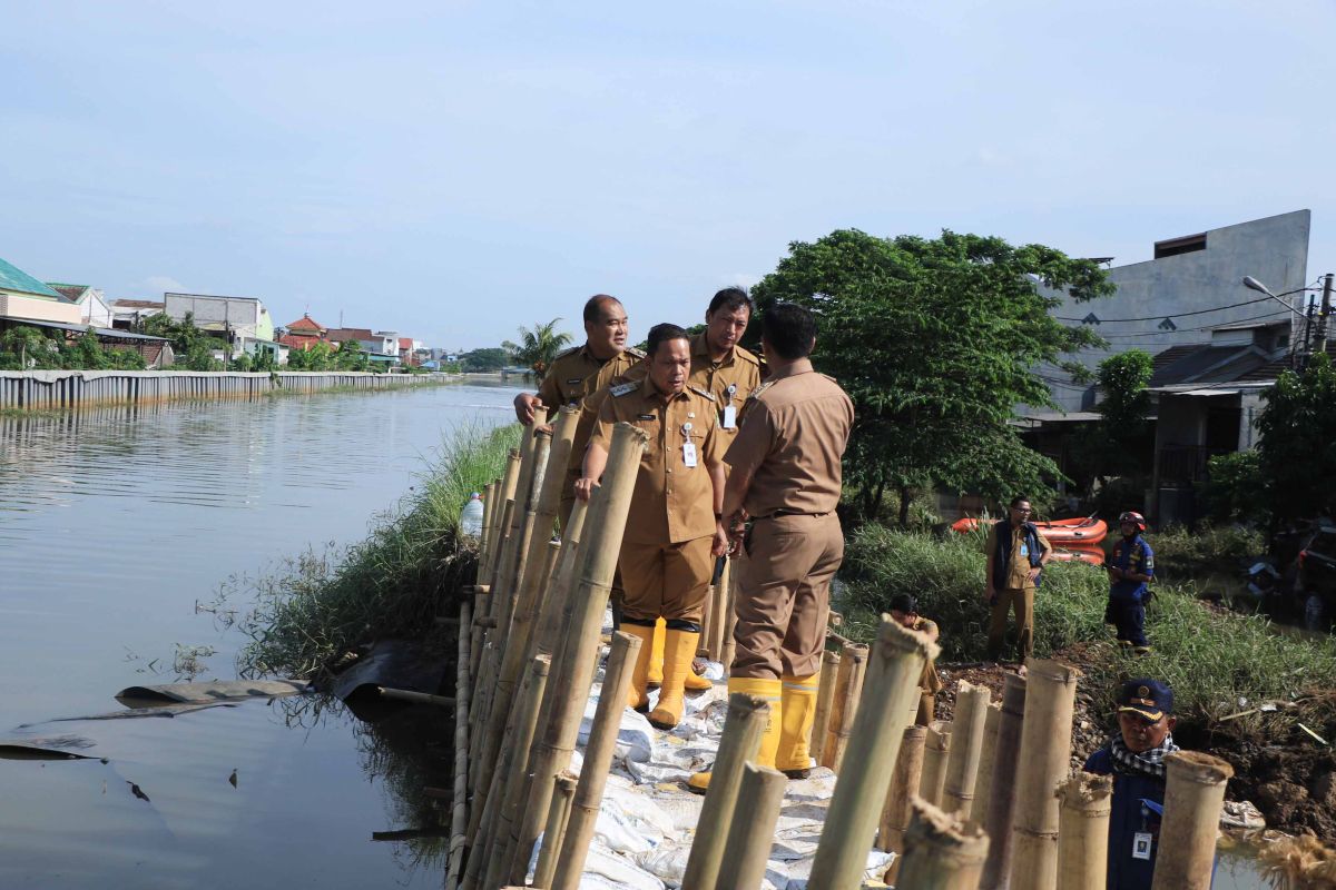 Wali Kota Tangerang minta PUPR buat turap permanen di lokasi banjir