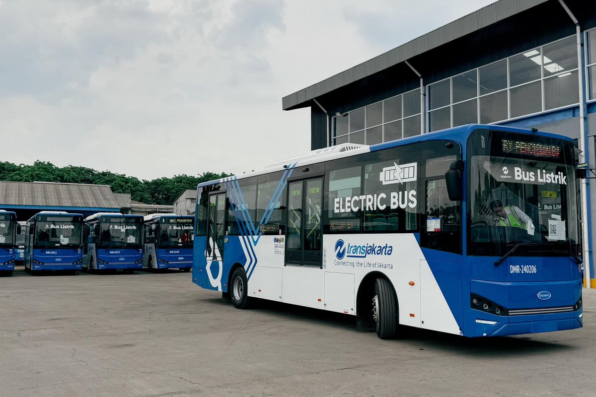 Dukung Presiden Prabowo Percepat Transisi Energi, DAMRI Siap Tambah Unit Bus Listrik