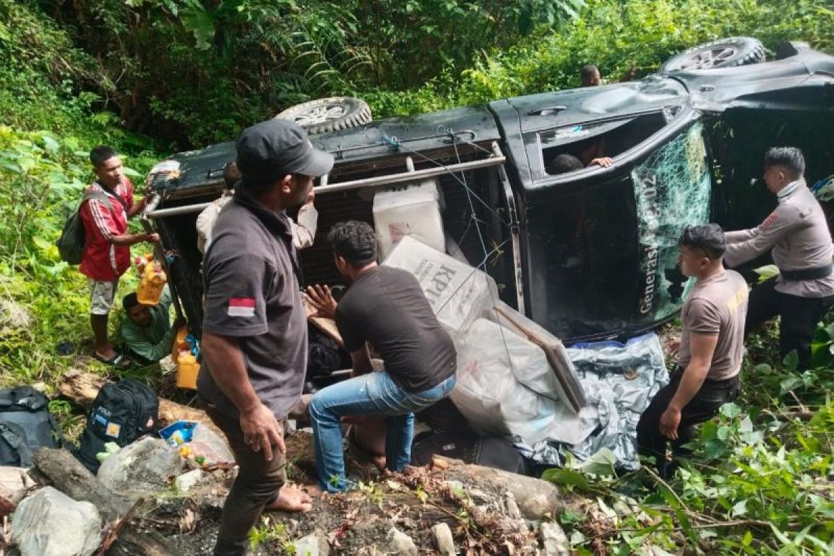 Mobil angkut logistik Pilkada terbalik di Kabupaten Buru lukai empat anggota polisi