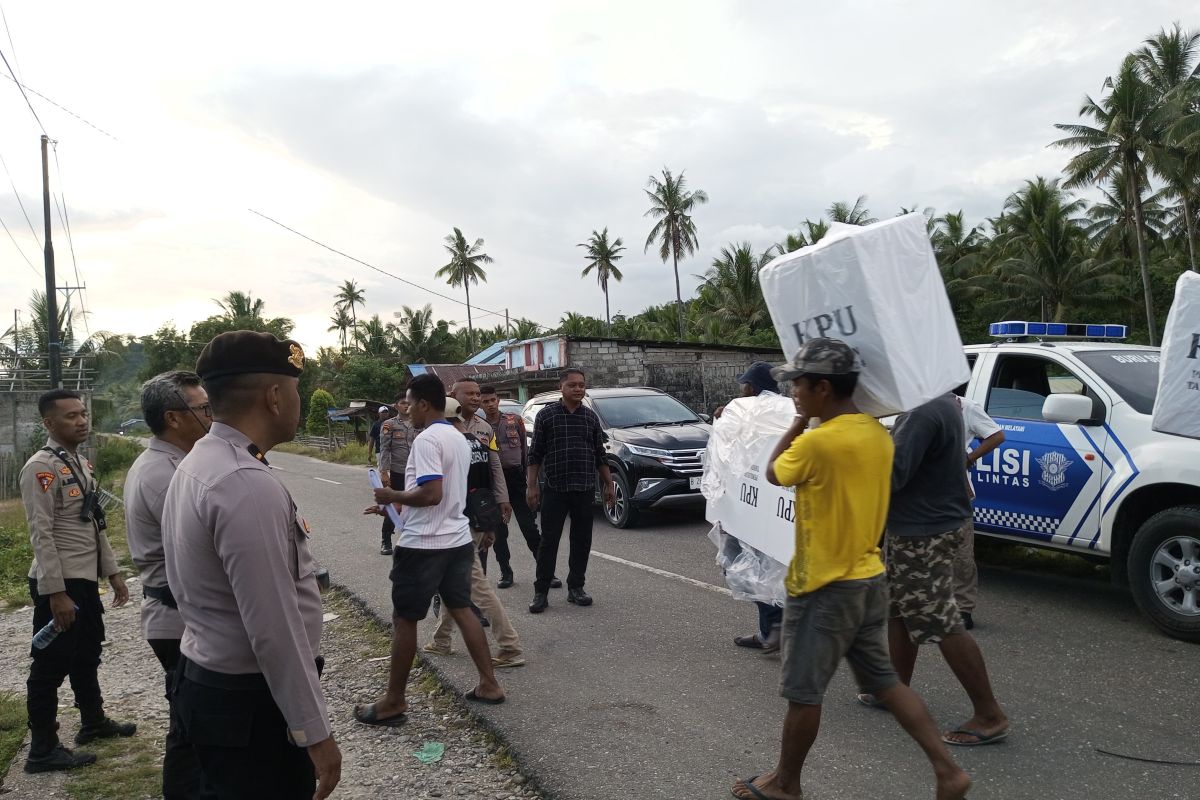 Polres Buru Selatan kawal distribusi logistik ke TPS kecamatan