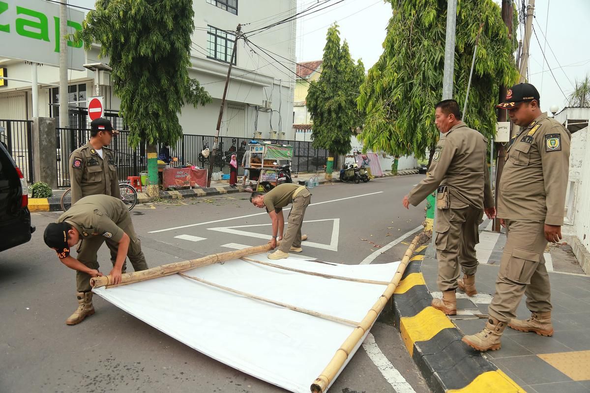 Petugas gabungan copot APK pilkada di Kota Madiun