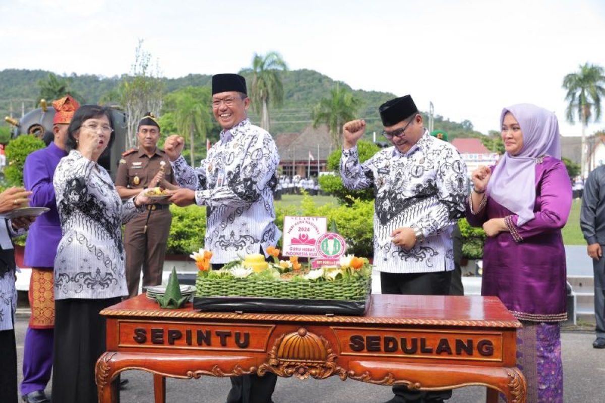 Guru se-Babel bagikan sembako peringati Hari Guru Nasional 2024