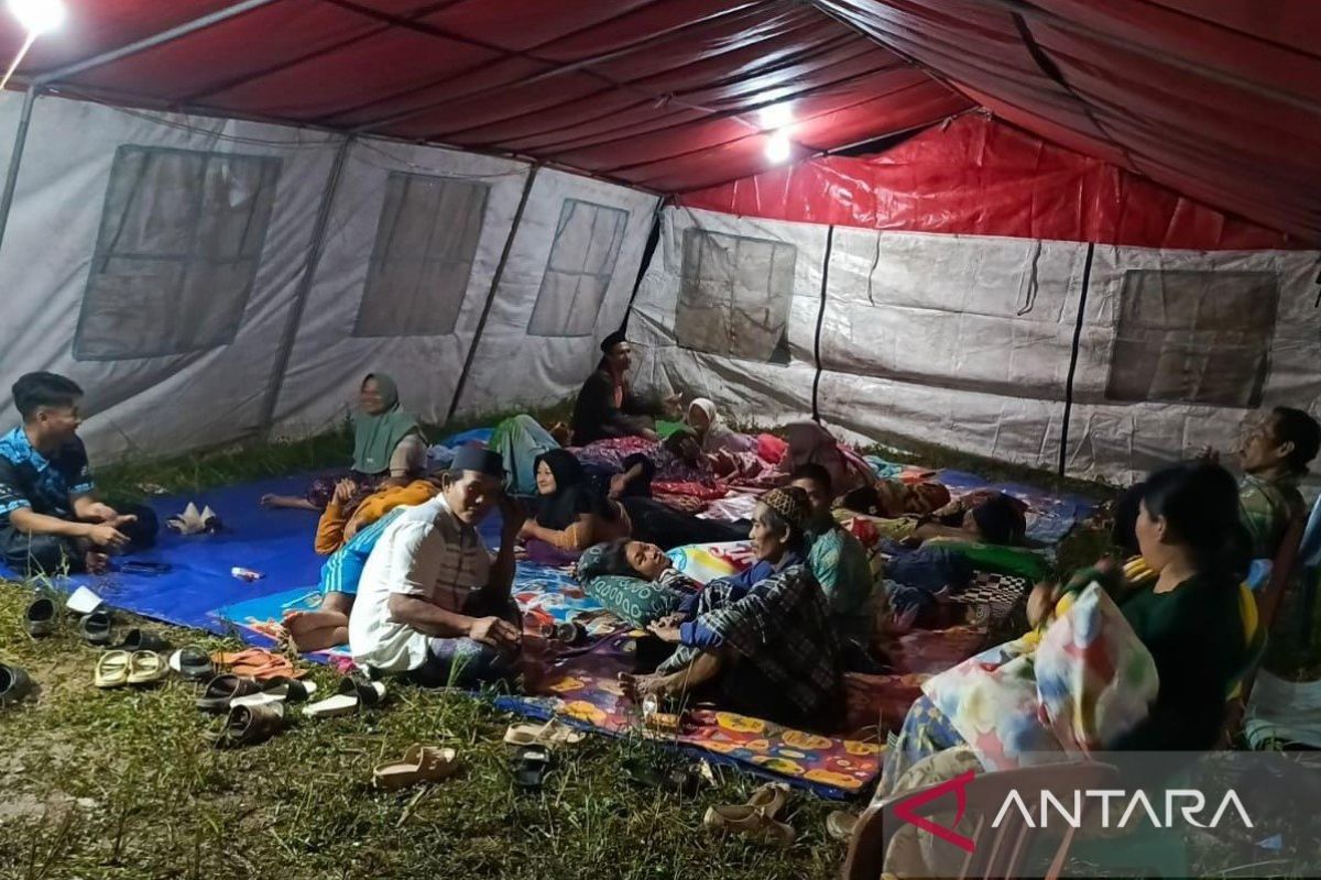 Petugas bangun empat tenda pengungsian pergerakan tanah di Takokak