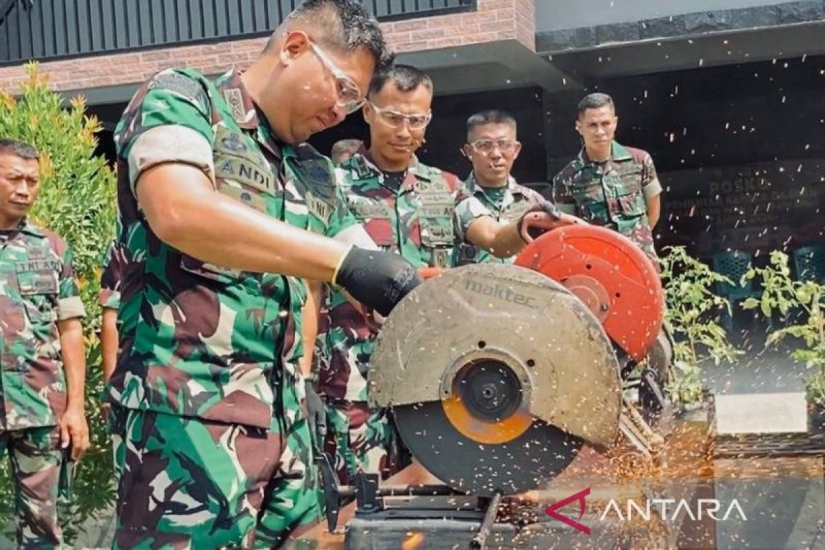 Kodim Bima musnahkan barang sitaan senpi rakitan dan senjata tajam