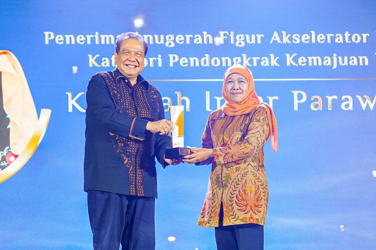 Khofifah dapat penghargaan Figur Akselerator Kemajuan Jawa Timur