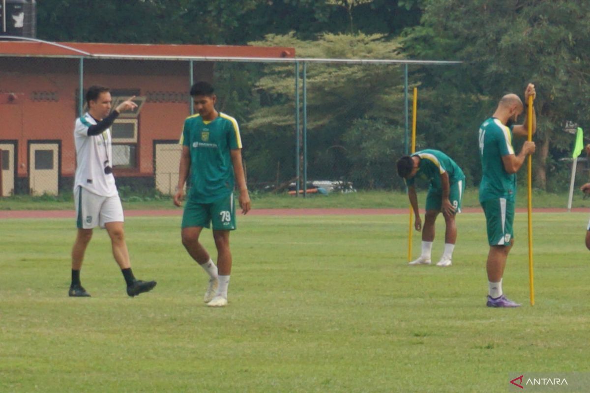 Munster wajibkan pemain Persebaya latihan saat libur Pilkada serentak