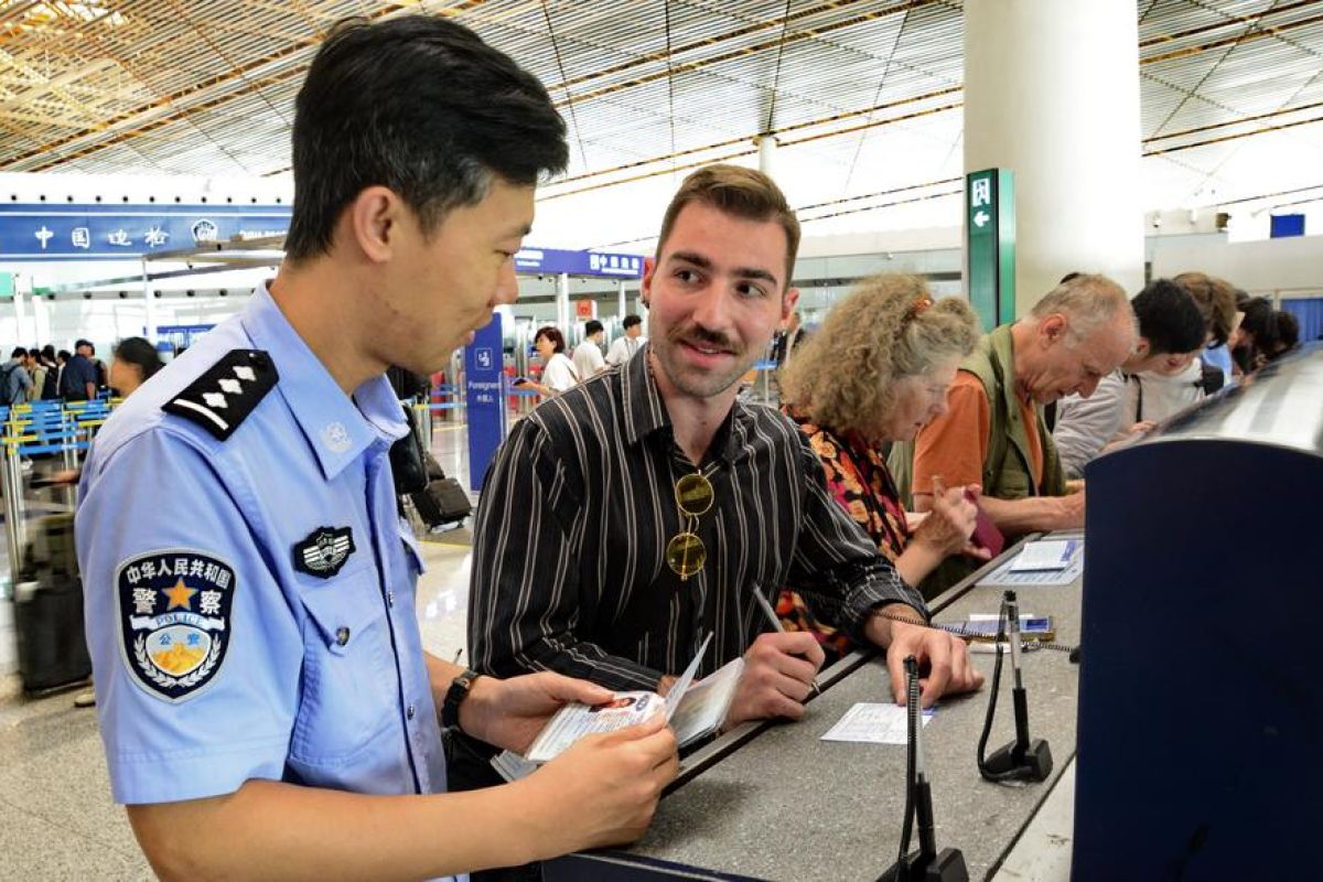 China perluas dukungan multibahasa untuk hotline layanan imigrasi