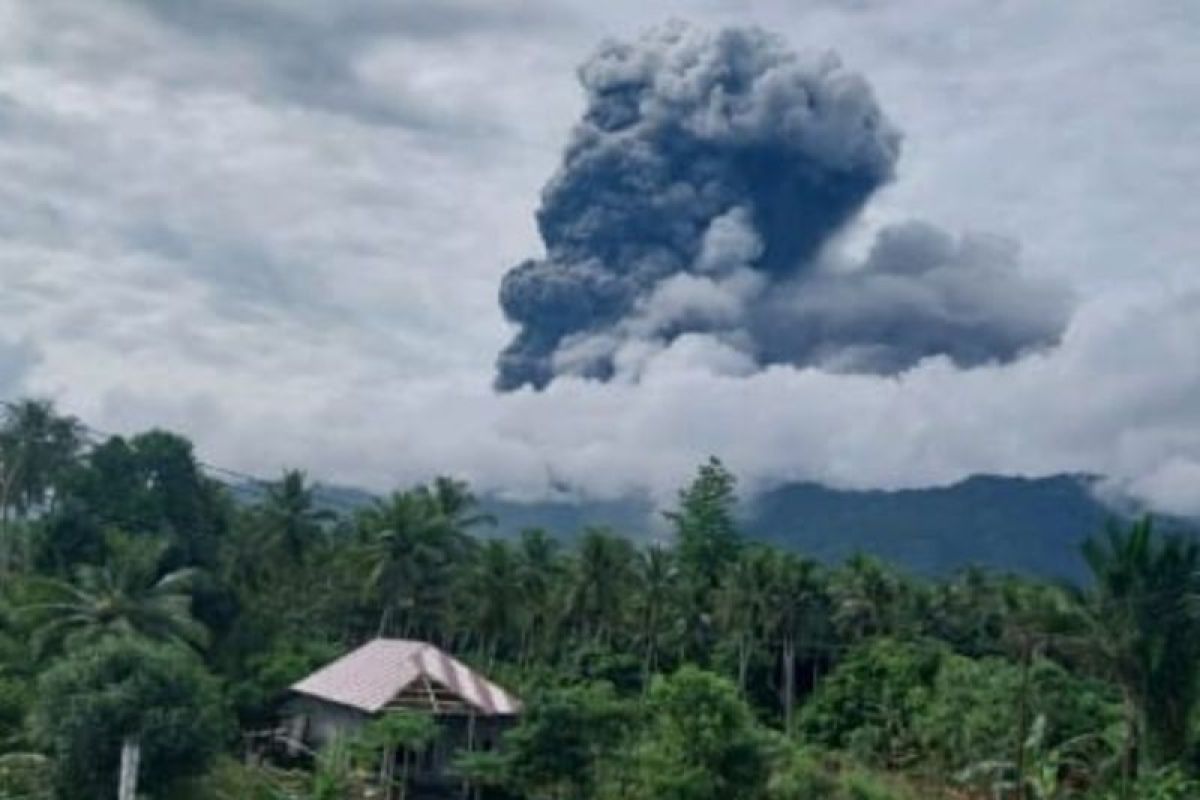 Gunung Dukono erupsi Selasa pagi, lontarkan abu setinggi 4.600 meter