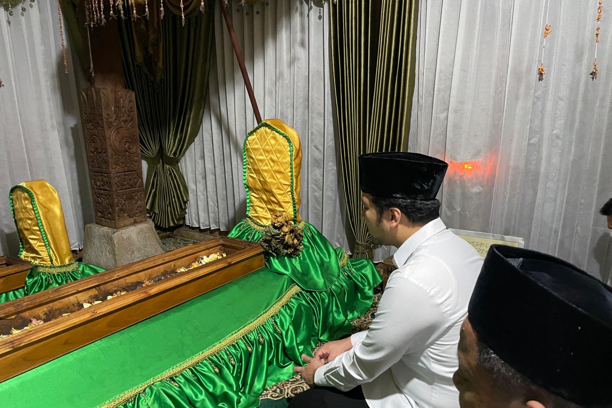 Hari tenang, Emil Dardak ziarah ke lima makam Wali Songo dan leluhur