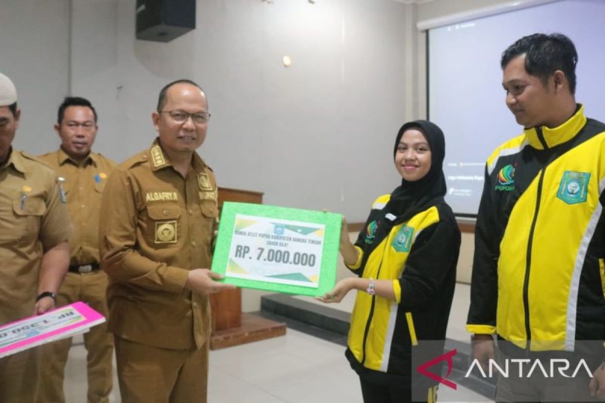 Pemkab Bangka Tengah serahkan bonus atlet peraih medali Popda XII