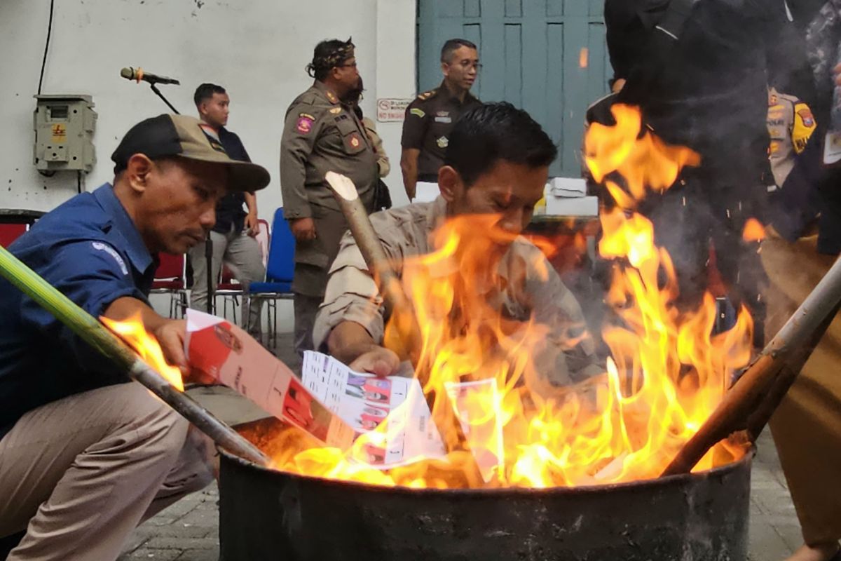 Sebanyak 1.012 lembar surat suara Pilkada Jatim di Malang cacat produksi