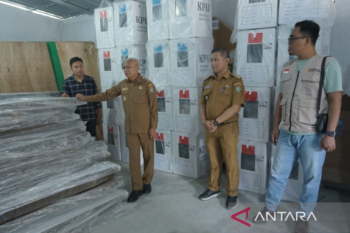 Bupati Asahan dan Wakil tinjau logistik Pemilu 2024