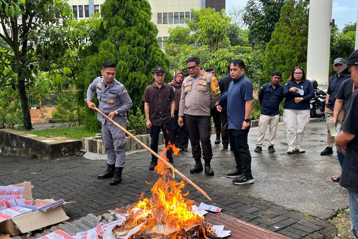 KPU Manado musnahkan surat suara tidak terpakai dan rusak