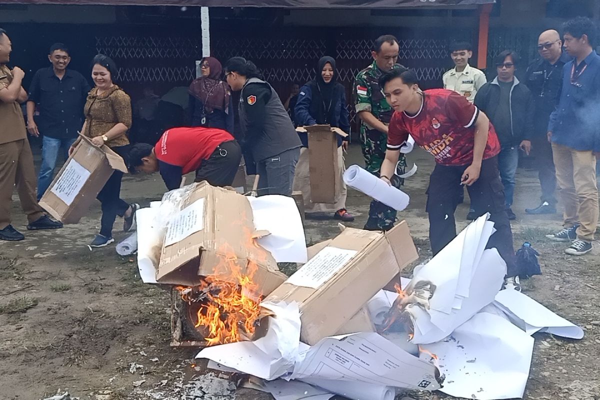 KPU Bengkayang musnahkan 176 surat suara rusak