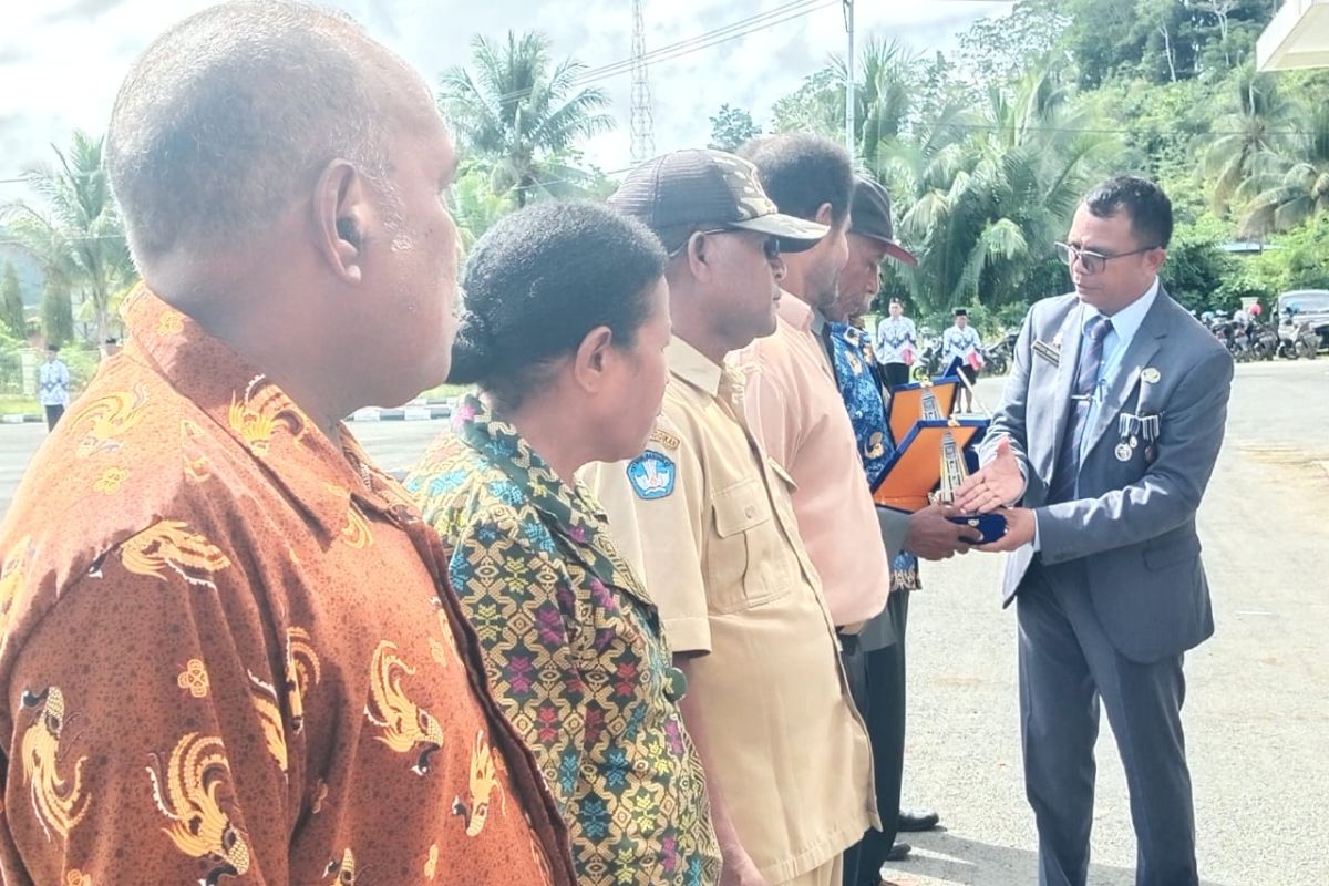 Dinas Pendidikan Supiori peringati Hari Guru Nasional ke-79