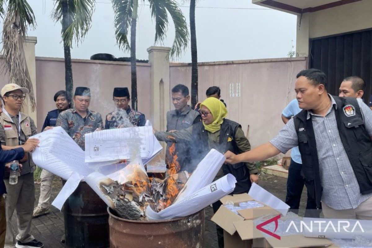 Antisipasi penyalahgunaan, KPU Kota Serang musnahkan surat suara rusak