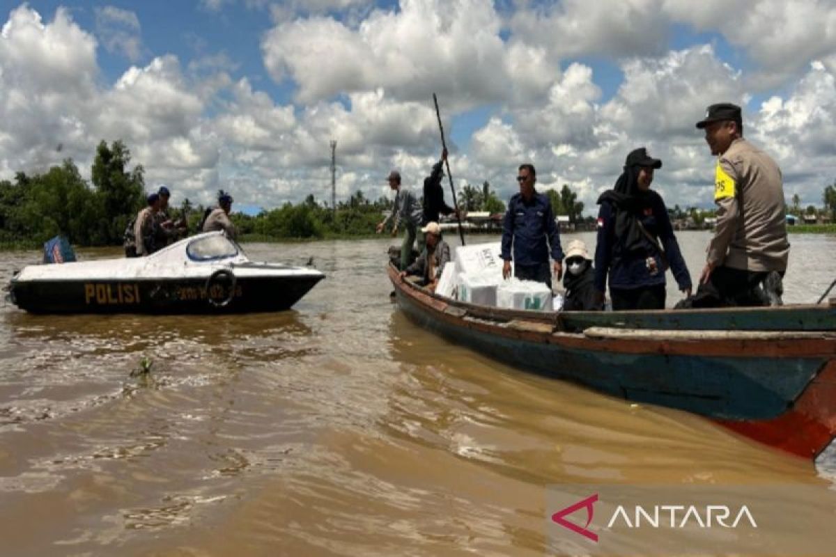 Kapal polisi distribusi logistik Pilkada di Banjarmasin